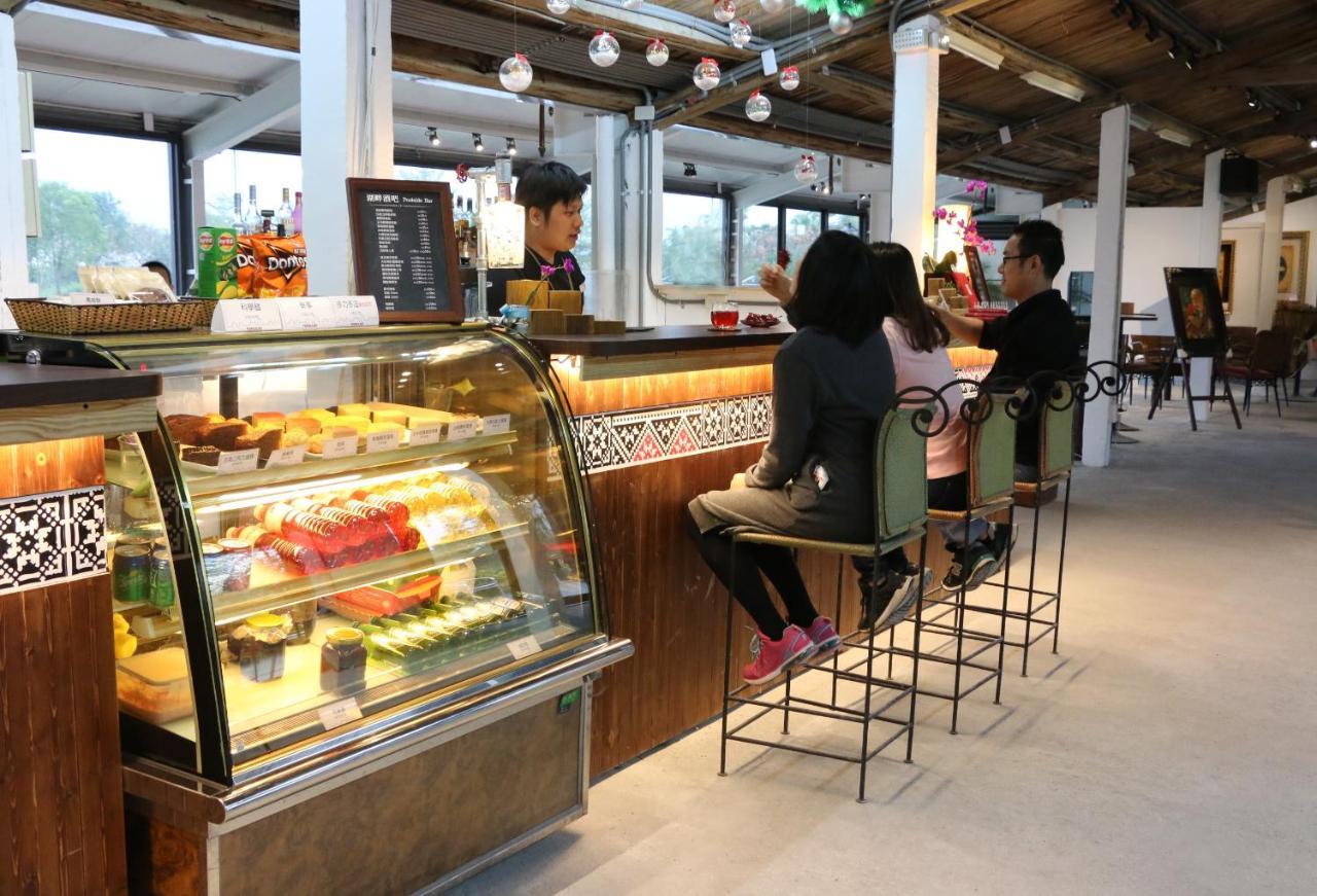Promisedland Resort & Lagoon شوفينج المظهر الخارجي الصورة A café in the lobby of the hotel