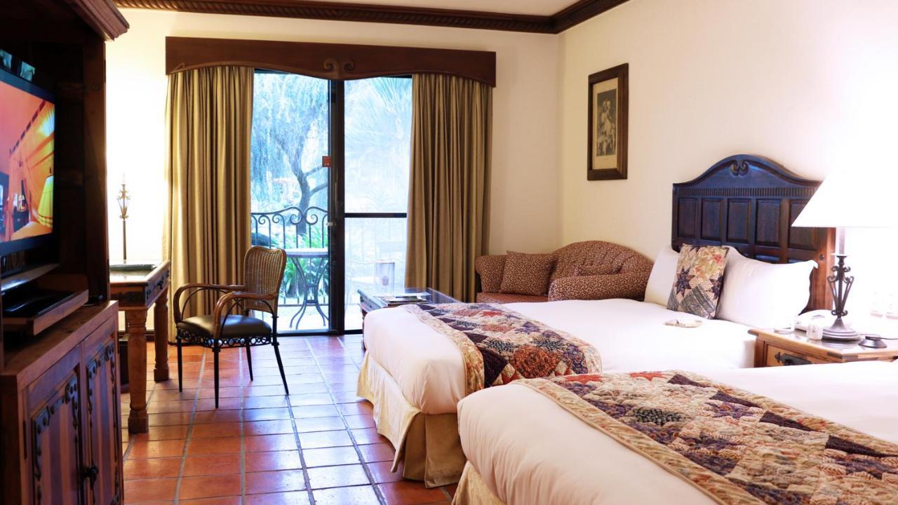 Promisedland Resort & Lagoon شوفينج المظهر الخارجي الصورة A room at the Hotel Las Alamandas